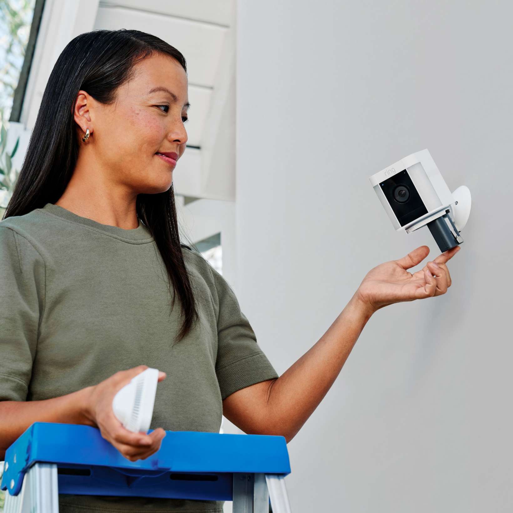 Ring Spotlight Cam Plus Battery Trådløst overvåkingskamera Hvit