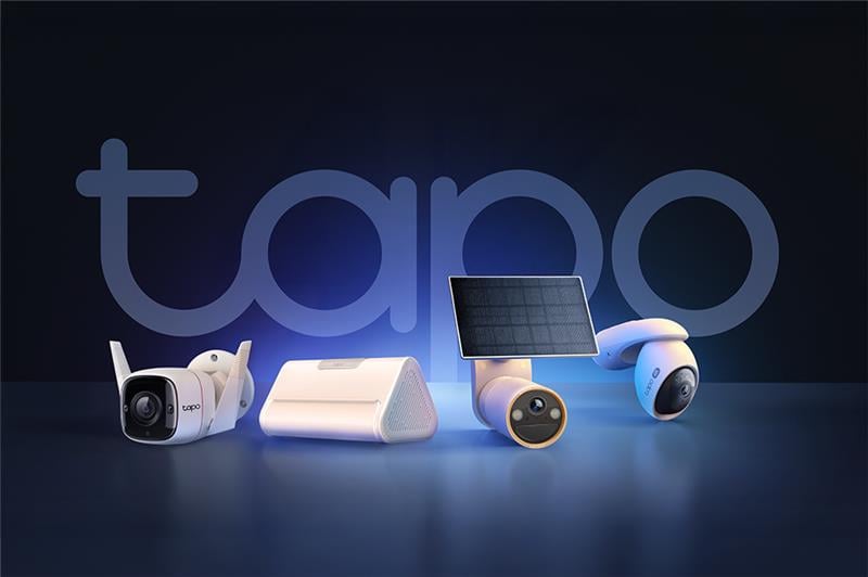 Fyra Tapo övervakningskameror och hubb, varav en med solpanel, placerade framför blå bakgrund med Tapo-logotyp.