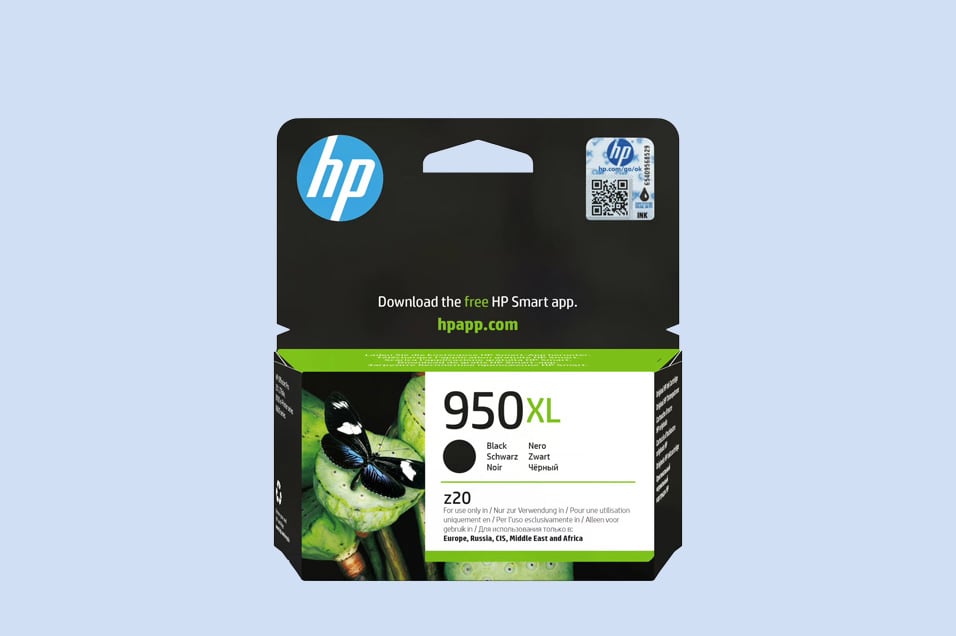En förpackning HP bläckpatron mot ljusblå