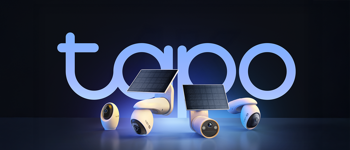 Fyra övervakningskameror från Tapo, två med solpaneler, upplysta framför stor blå Tapo-logotyp mot mörk bakgrund