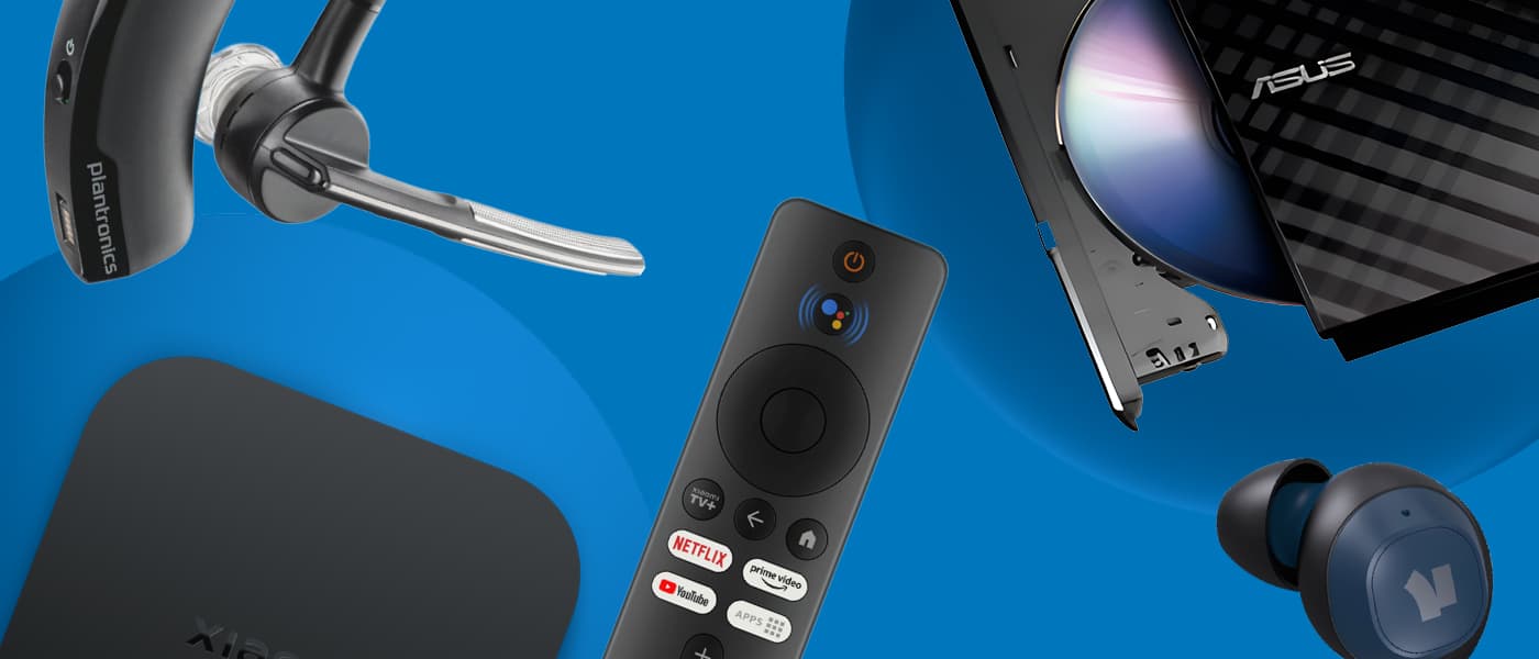 Fjernkontroll med strømmetjenester, trådløst hodesett, bærbar PC med åpen CD-skuff og ørepropp mot blå bakgrunn.