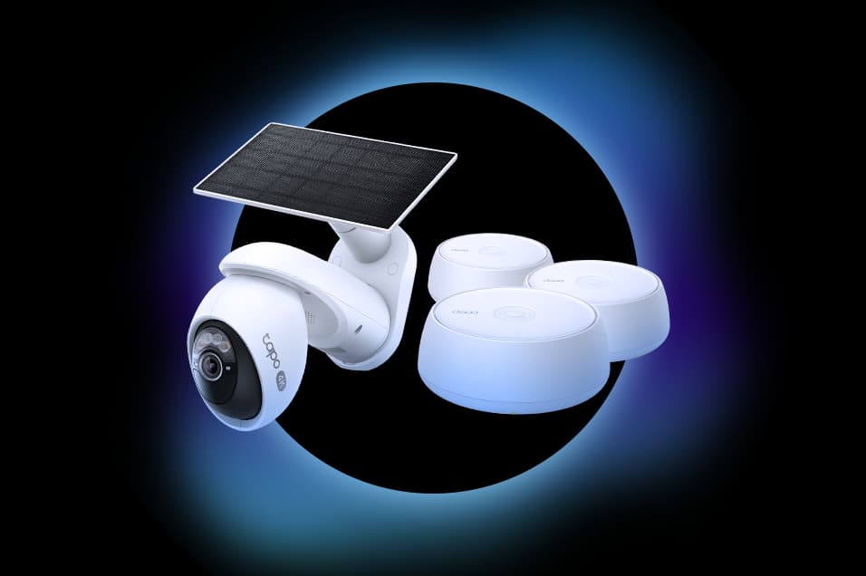Hvit overvåkningskamera med solcellepanel og tre runde WiFi-enheter fra Tapo, vist mot en blå bakgrunn.
