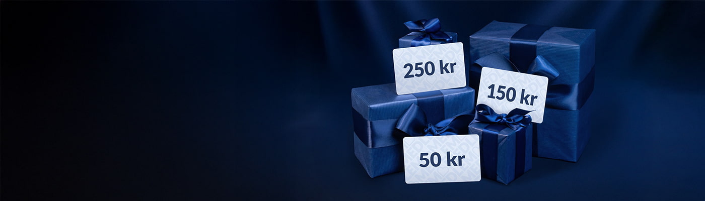 Tre presentkort med beloppen 50 kr, 150 kr och 250 kr placerade på inslagna mörkblå paket med rosetter mot mörk bakgrund.