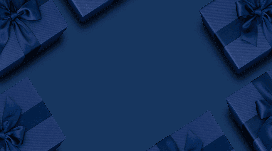 Mörkblå presentaskar med sidenband placerade längs bildens kanter mot enfärgad blå bakgrund.