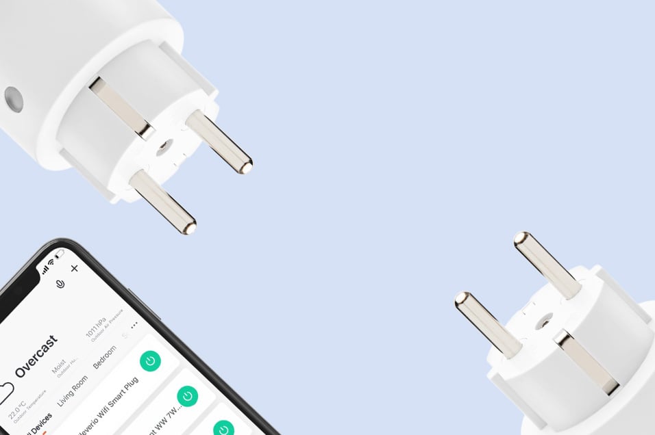 To hvite smartplugger med EU-kontakt og mobilskjerm som viser appen Overcast.