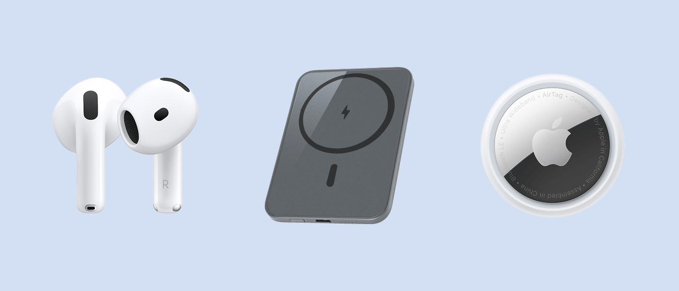 Vita Apple-produkter på rad: trådlösa hörlurar, en AirTag och en väggadapter som hålls mellan två fingrar.
