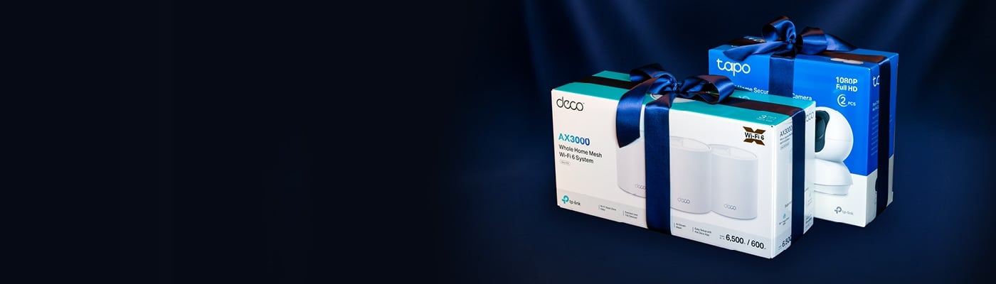 Två TP-Link-produkter inslagna med mörkblå rosett: Deco AX3000 mesh Wi-Fi-system och Tapo 1080P säkerhetskamera, 2-pack.