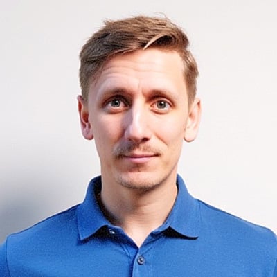 Person i blå pikétröja med Kjell & Company-logotyp