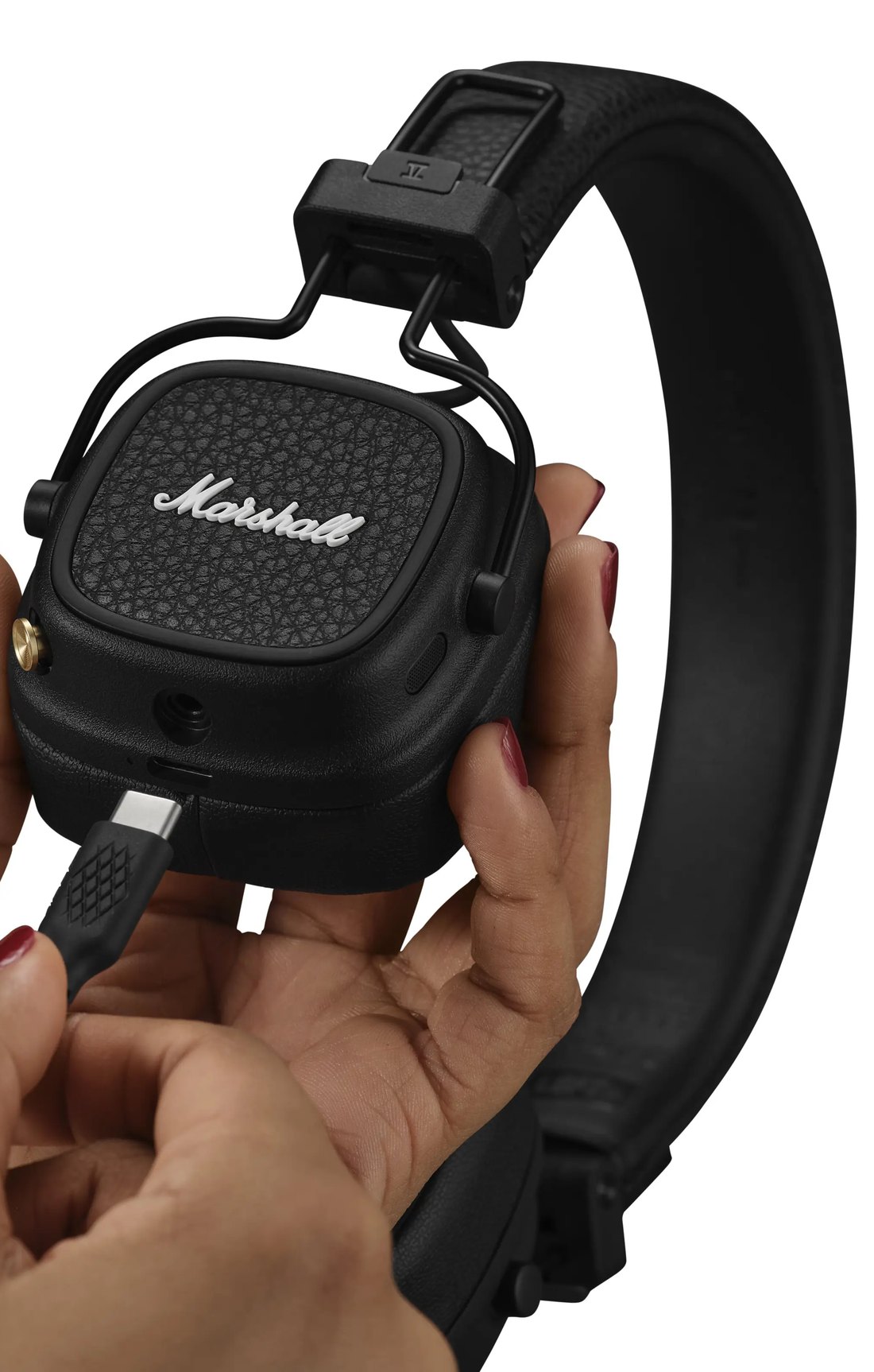 Marshall Major V hörlurar i handen, laddas med usb-c.