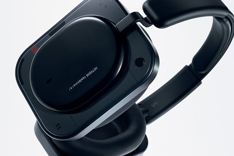 Svarta over-ear-hörlurar med vadderad bygel och stora ovala kåpor i minimalistisk design.