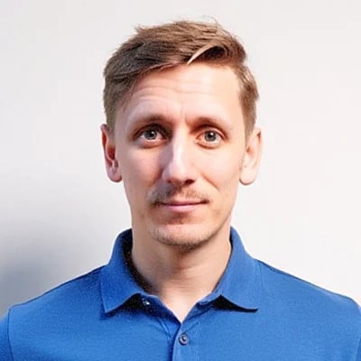 Person i blå pikétröja med Kjell & Company-logotyp