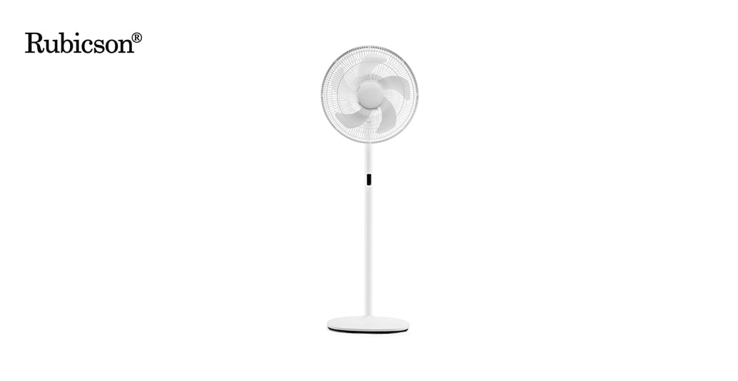 Hvit gulvvifte fra Rubicson med rund base, beskyttelsesgitter og fem rotorblader.