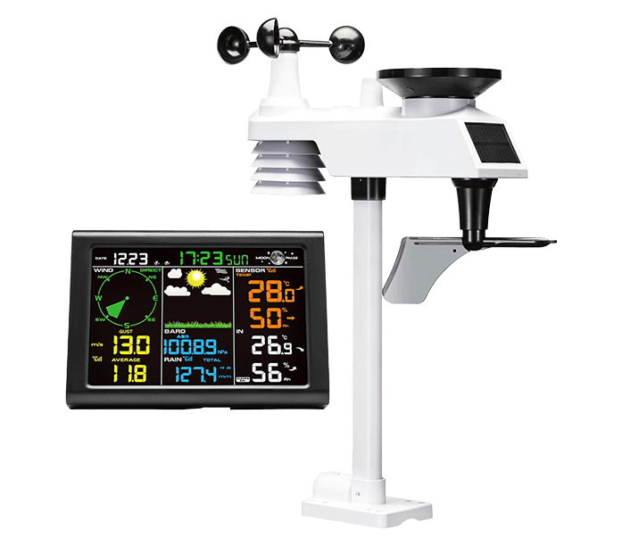 Digital väderstation med färgskärm och utomhussensor. Visar temperatur, luftfuktighet, vindhastighet, regnmängd och lufttryck.