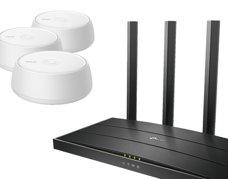 Svart ASUS-router med antenner till vänster och tre vita TP-Link mesh-enheter till höger.