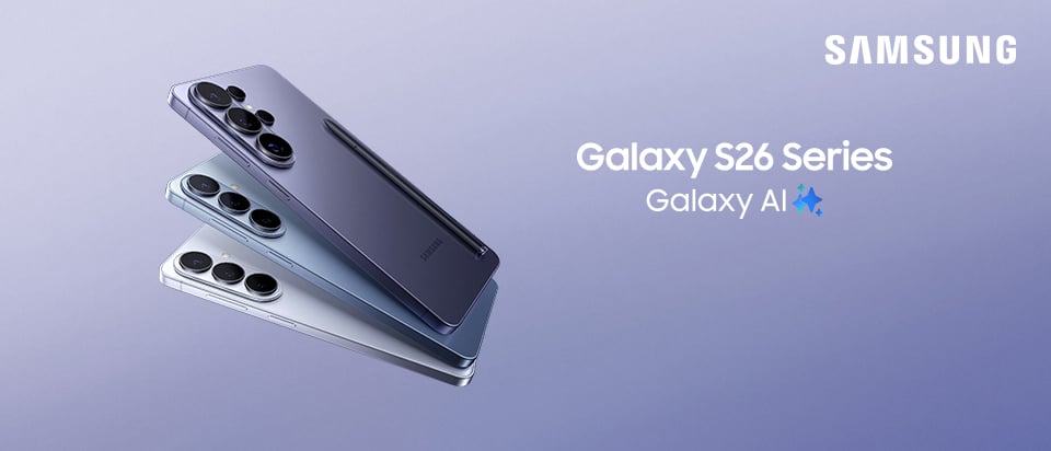 Tre Samsung Galaxy S26-telefoner i lila, blå och silver staplade snett mot ljus bakgrund. Text: “SAMSUNG Galaxy S26 Series Galaxy AI”.