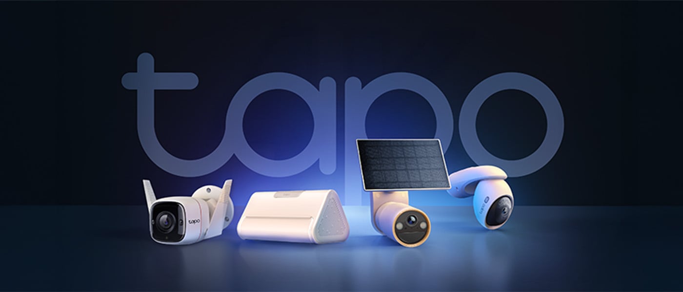 Fire Tapo overvåkingskameraer og hub, hvorav én med solpanel, plassert foran blå bakgrunn med Tapo-logo.