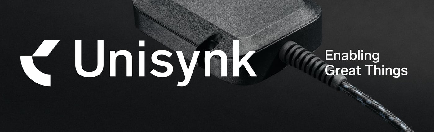 Närbild på svart kabel och adapter med vit Unisynk-logotyp och texten "Enabling Great Things".
