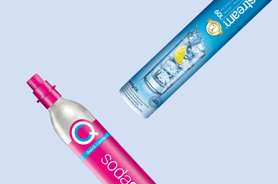 Två SodaStream CO₂-cylindrar i blått, en med glas med bubblor och citron.