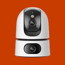 Vit övervakningskamera för inomhusbruk med lins och motoriserad bas mot orange bakgrund