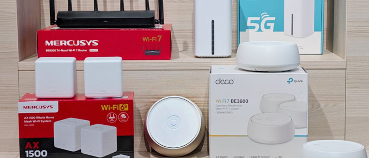 Flera mesh-routrar och Wi-Fi-system från TP-Link och Mercusys, inklusive modeller med Wi-Fi 6 och Wi-Fi 7, uppställda på träpodium.