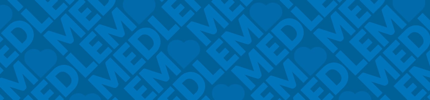 Blått mønster med ordet "MEDLEM" og hjertesymboler i diagonalt gjentatt design.