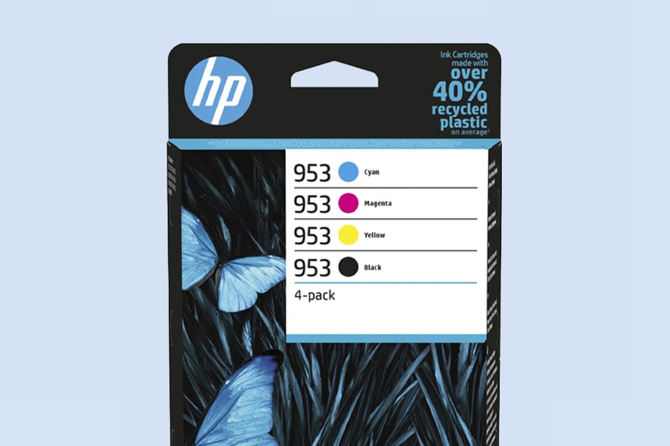HP 953 bläckpatroner 4-pack med cyan, magenta, gult och svart mot ljusblå bakgrund.