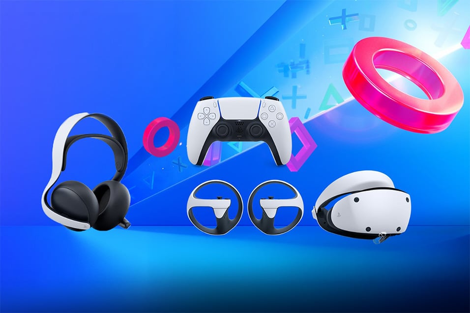 Sony PlayStation 5-tillbehör mot blå bakgrund – trådlöst headset, DualSense-handkontroll, PS VR2-headset och VR-kontroller.