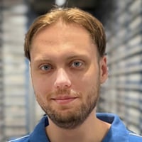 Person i blå piqueskjorte med Kjell & Company-logo