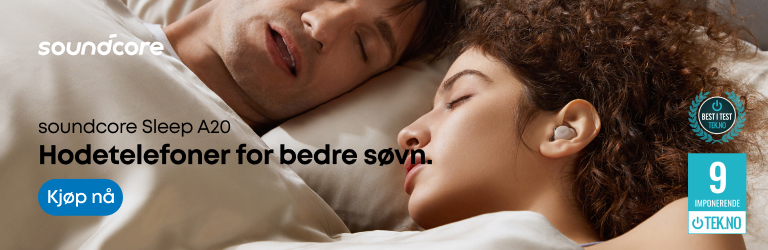 Kvinne sover med hvite Soundcore Sleep A20-hodetelefoner ved siden av en mann. Tekst: ”Hodetelefoner for bedre søvn.” Vurdering: 9/10 fra Tek.no og merking ”Best i test”.