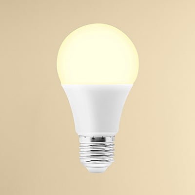 Vit LED-ljuskälla med E27-sockel, rund form och varmvit glöd mot beige bakgrund.