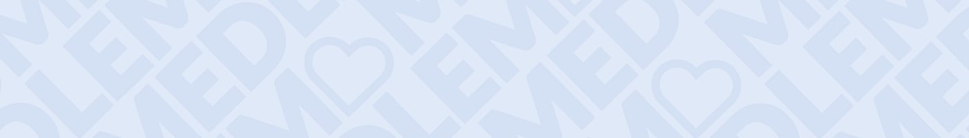 Blått mönster med ordet "MEDLEM" och hjärtsymboler i diagonalt upprepat motiv.