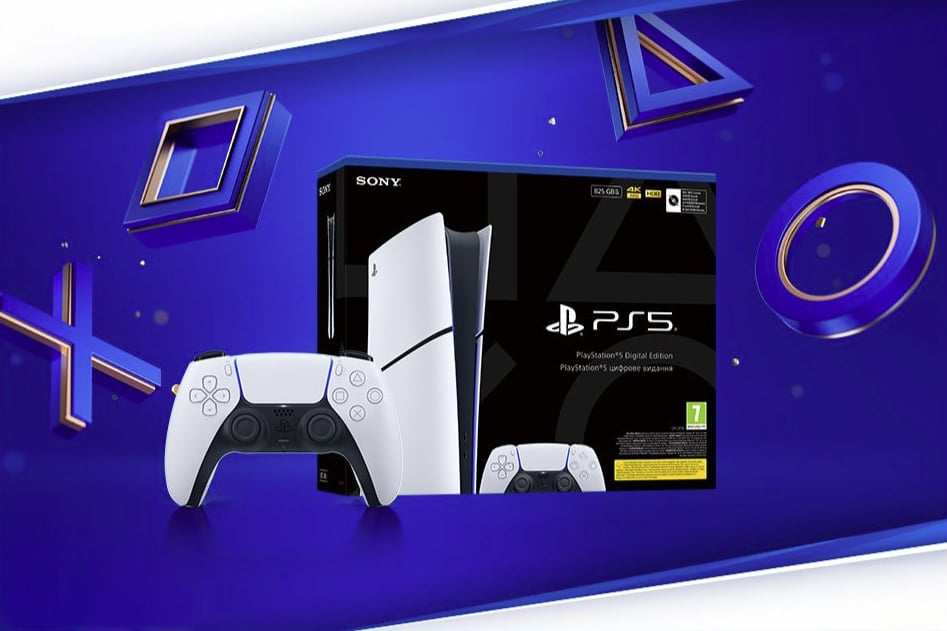 PlayStation 5 Digital Edition med hvit kontroller foran esken. Blå bakgrunn med PlayStation-symboler.