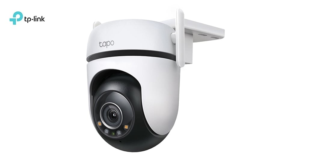 Hvit og svart veggmontert Tapo-kamera med roterbart hode og LED-lys rundt linsen, TP-Link-logo synlig.