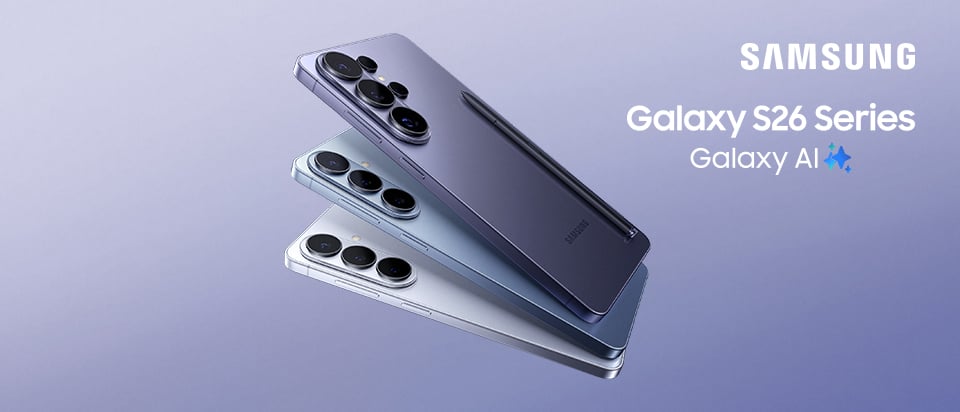 Tre Samsung Galaxy S26-telefoner i lila, blå och silver staplade snett mot ljus bakgrund. Text: “SAMSUNG Galaxy S26 Series Galaxy AI”.