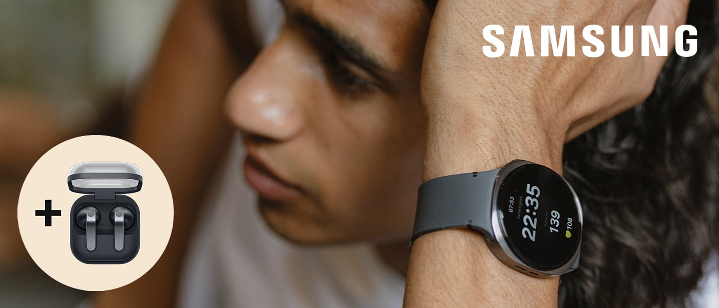 Man bär en Samsung Galaxy Watch på handleden, bredvid en bild på Galaxy Buds i öppet laddningsfodral.