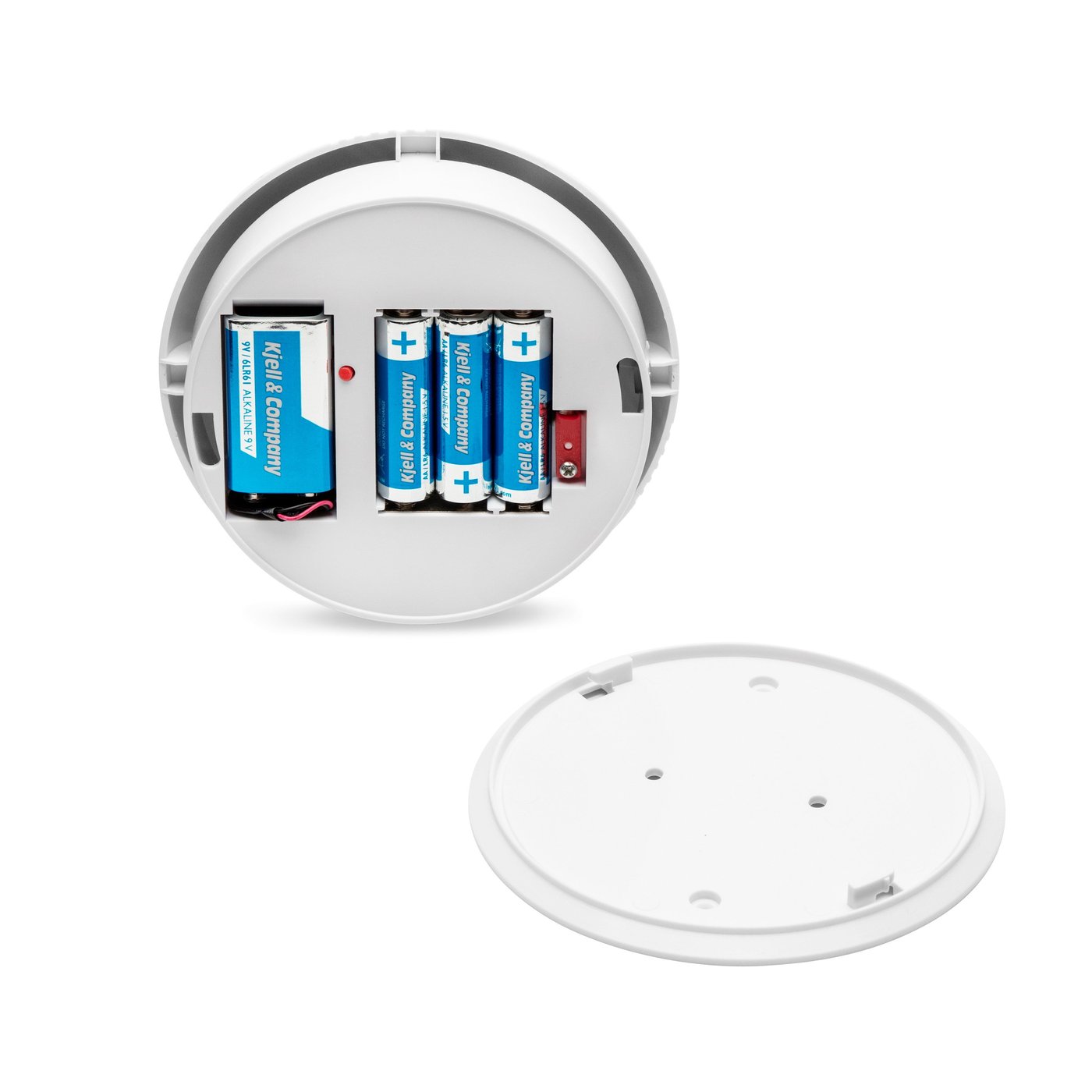 Baksiden av en hvit røykvarsler med åpent batterirom som viser fire batterier fra Kjell & Company, samt et løst deksel ved siden av.