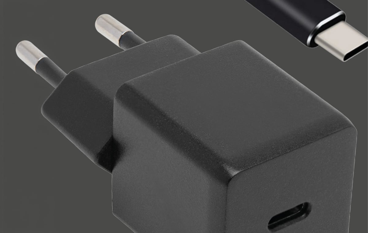 Mörkgrå bakgrund med en svart laddare på.