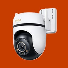 TP-Link Tapo utomhuskamera i vitt med väggfäste och roterbar lins mot orange bakgrund