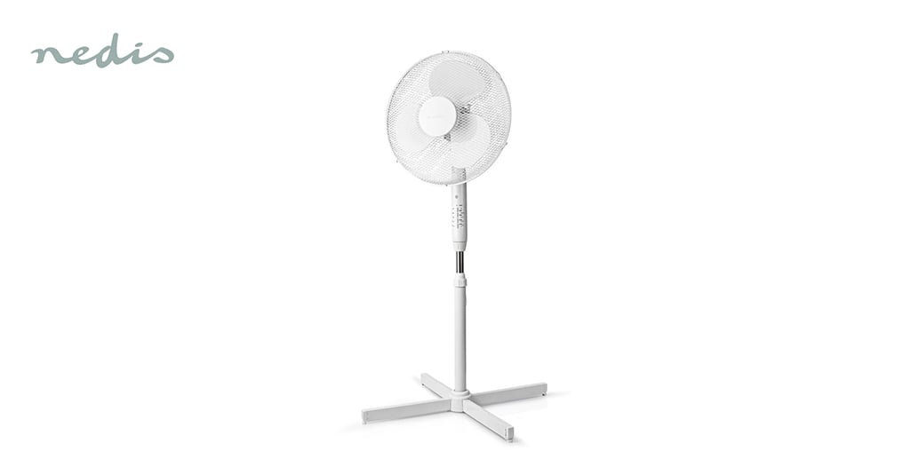 Hvit gulvvifte fra Nedis med tre rotorblader, justerbar høyde og kryssformet fot.