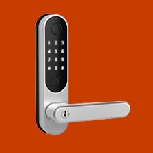 Smart dörrlås i silver med kodpanel och handtag mot orange bakgrund