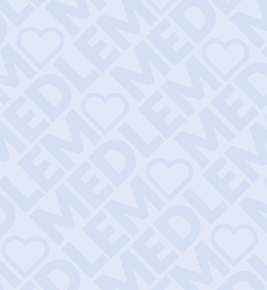 Ljusblå bakgrund med upprepad texten "MEDLEM" i versaler och hjärtsymboler i mönster.