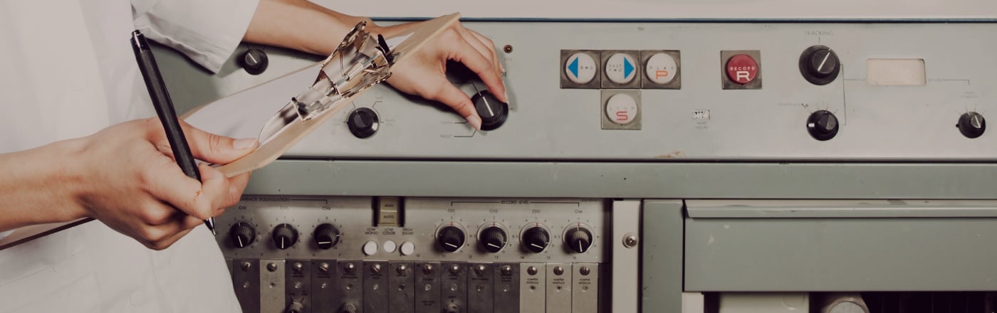 Historisk maskin med kvinnlig operatör