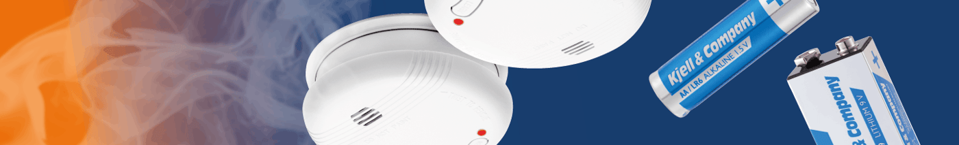 Rökdetektorer och batterier från Kjell & Company mot bakgrund av rök och eld i orange och blå färgtoner.