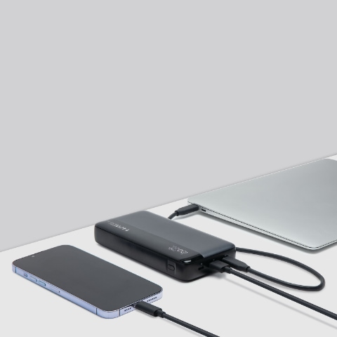 Powerbank koblet til datamaskin og mobil