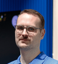 Person i blå pikétröja med Kjell & Company-logotyp