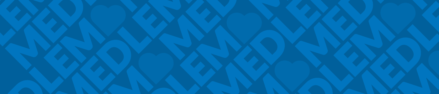 Blå bakgrund med upprepade ordet "MEDLEM" och hjärtsymboler i olika nyanser av blått.