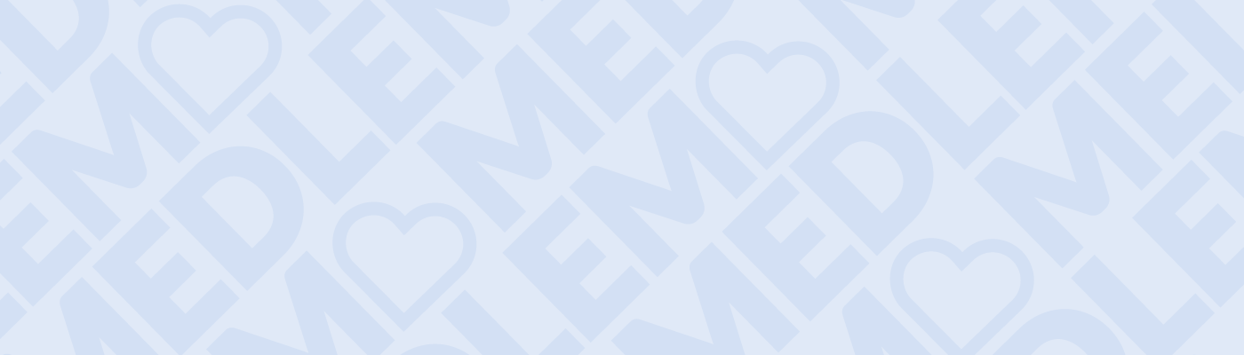 Blått mönster med ordet "MEDLEM" och hjärtsymboler i diagonalt upprepat motiv.