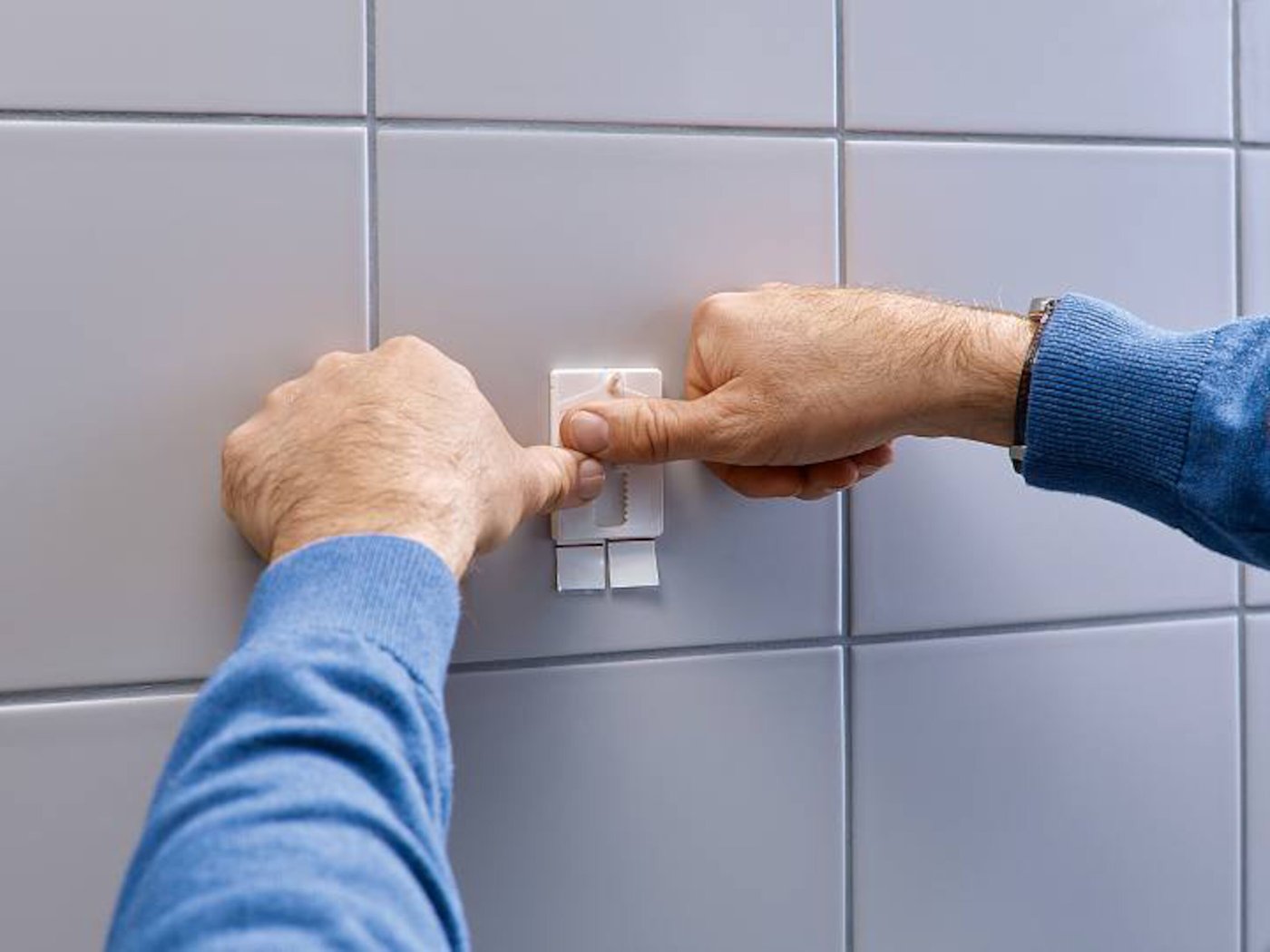 Tesa Justerbar limspiker for kakkel og metall 4 kg 2-pk.