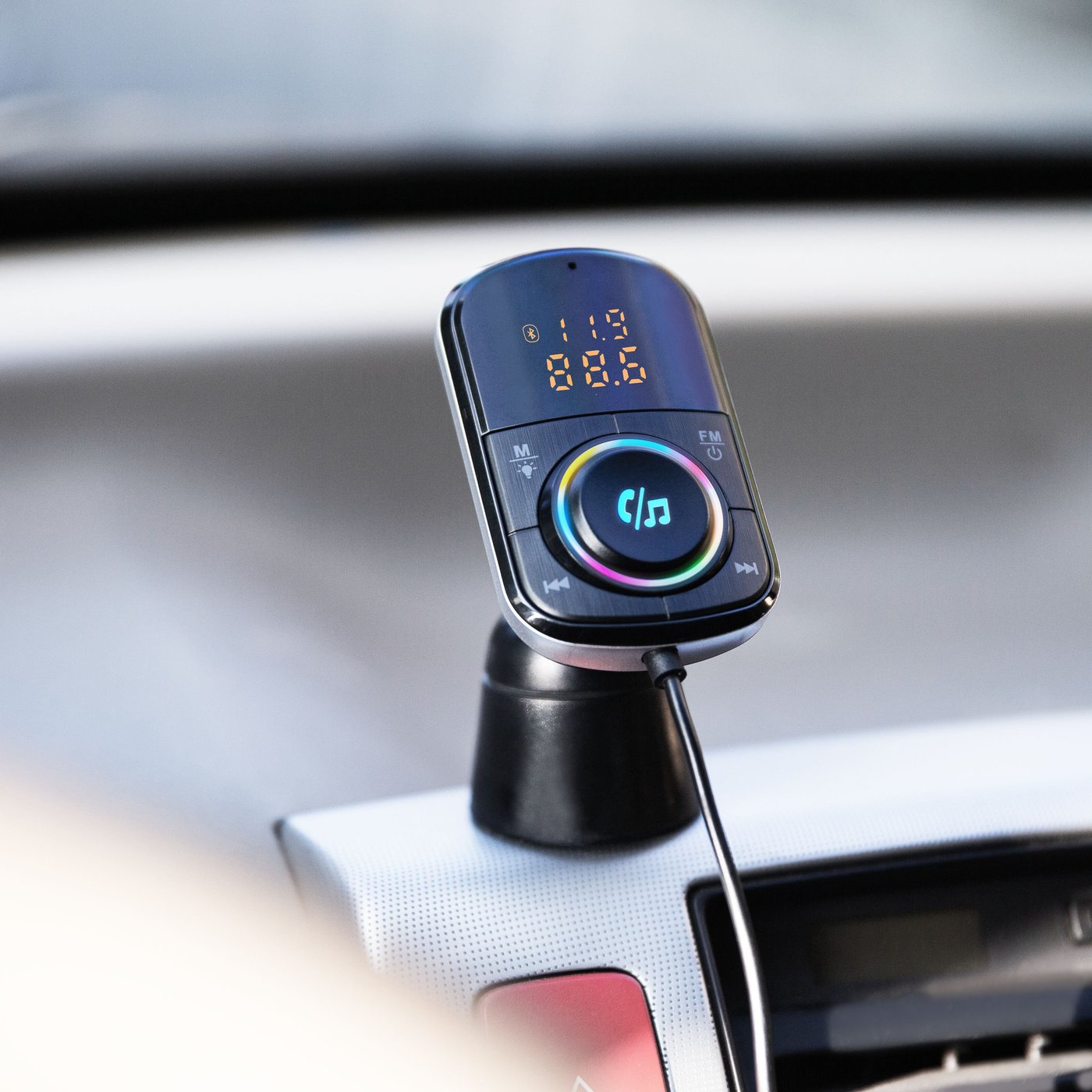 Linocell FM-sender med Bluetooth og hurtiglading