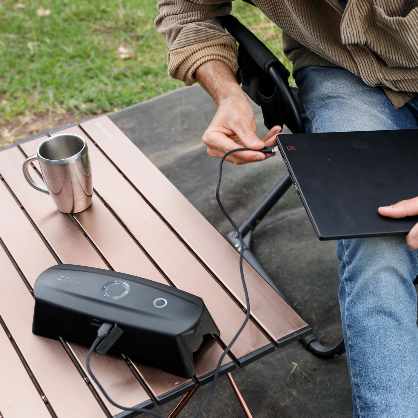 Ctek CS Free Bärbar batteriladdare och starthjälp